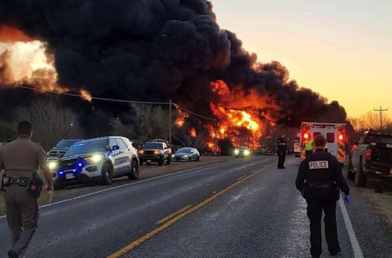 Cảnh tượng kinh hoàng khi tàu hàng đâm xe tải ở Texas