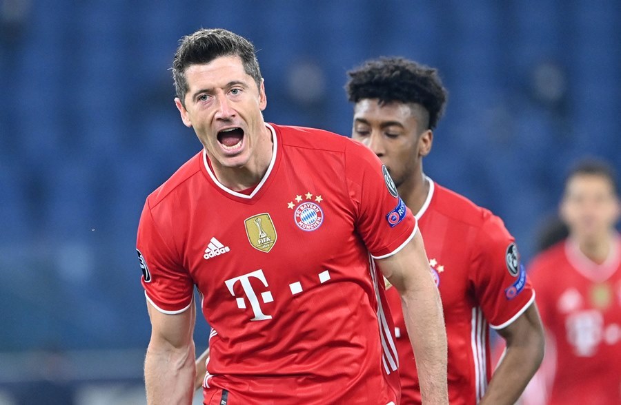 Lewandowski lập công, Bayern đặt một chân vào tứ kết