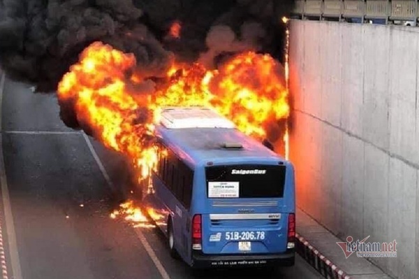 Xe buýt cháy dữ dội trong hầm chui ở Sài Gòn