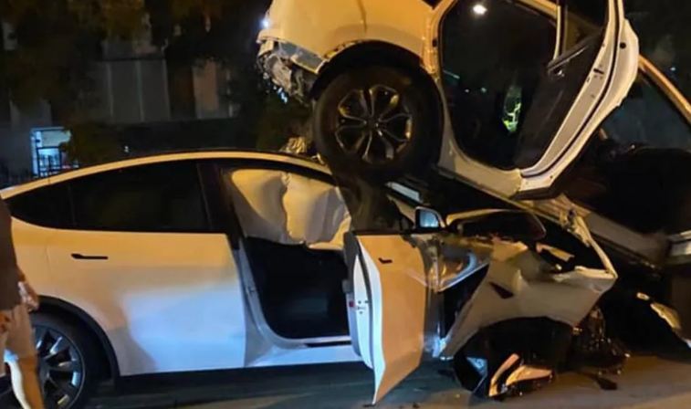 Tesla nát đầu sau pha mất phanh, đâm xe SUV