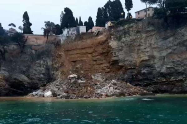 Nghĩa trang ở Italia bị sạt lở, hàng trăm quan tài rơi xuống biển
