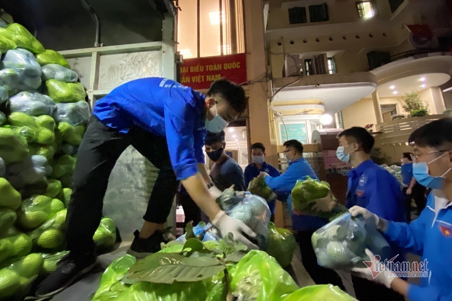 Trường đại học mua tặng giảng viên hàng chục tấn nông sản giải cứu