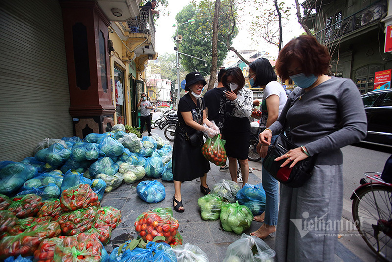 Người phụ nữ Hà Thành đánh ô tô mua 6 tạ su hào, cà chua giải cứu