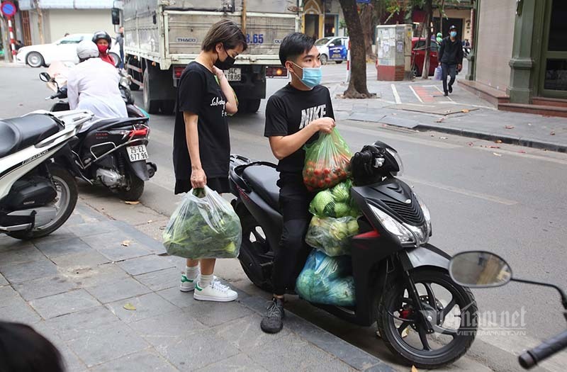 Người phụ nữ Hà Thành đánh ô tô mua 6 tạ su hào, cà chua giải cứu