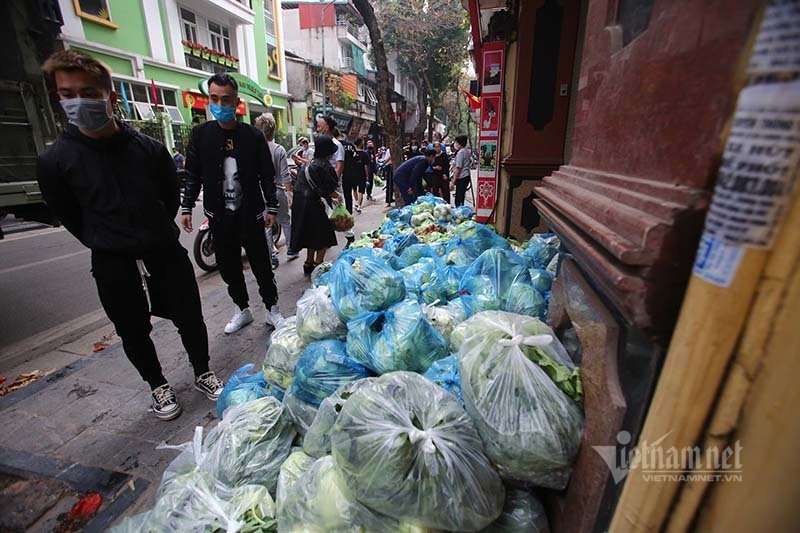 Người phụ nữ Hà Thành đánh ô tô mua 6 tạ su hào, cà chua giải cứu