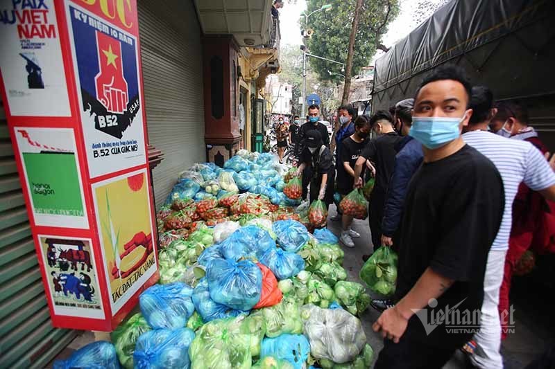 Người phụ nữ Hà Thành đánh ô tô mua 6 tạ su hào, cà chua giải cứu