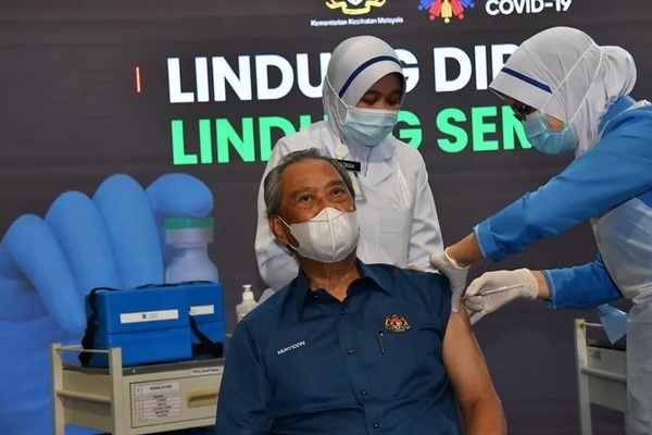 Thủ tướng Malaysia tiêm vắc-xin phòng Covid-19