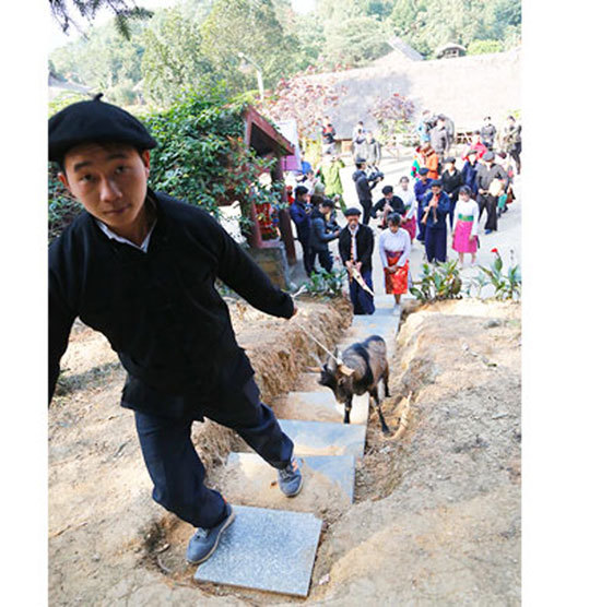 Forest God worshipping ceremony of H’Mong people