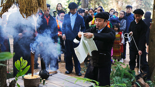 Forest God worshipping ceremony of H’Mong people