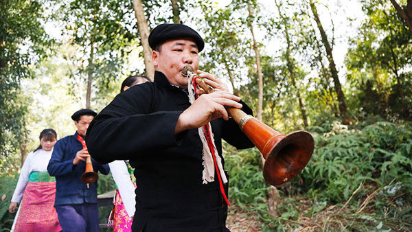 Forest God worshipping ceremony of H’Mong people