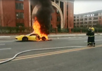 Siêu xe Ferrari bốc cháy giữa đường, tài xế bất lực đứng nhìn
