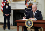 Tổng thống Biden đảo ngược lệnh cấm của ông Trump về thẻ xanh