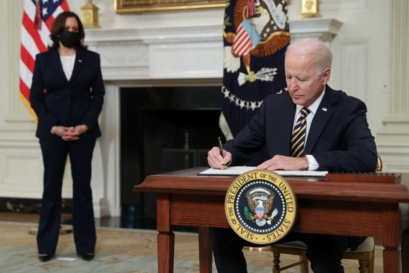 Tổng thống Biden đảo ngược lệnh cấm của ông Trump về thẻ xanh