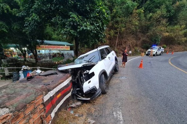 Ô tô 7 chỗ lao cực mạnh vào tường trên đèo Bảo Lộc, bé 7 tuổi tử vong