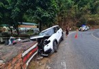 Ô tô 7 chỗ lao cực mạnh vào tường trên đèo Bảo Lộc, bé 7 tuổi tử vong