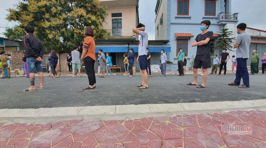 Lấy mẫu xét nghiệm Covid-19  lần 2, ổ dịch thôn Tiền nín thở chờ gỡ phong tỏa