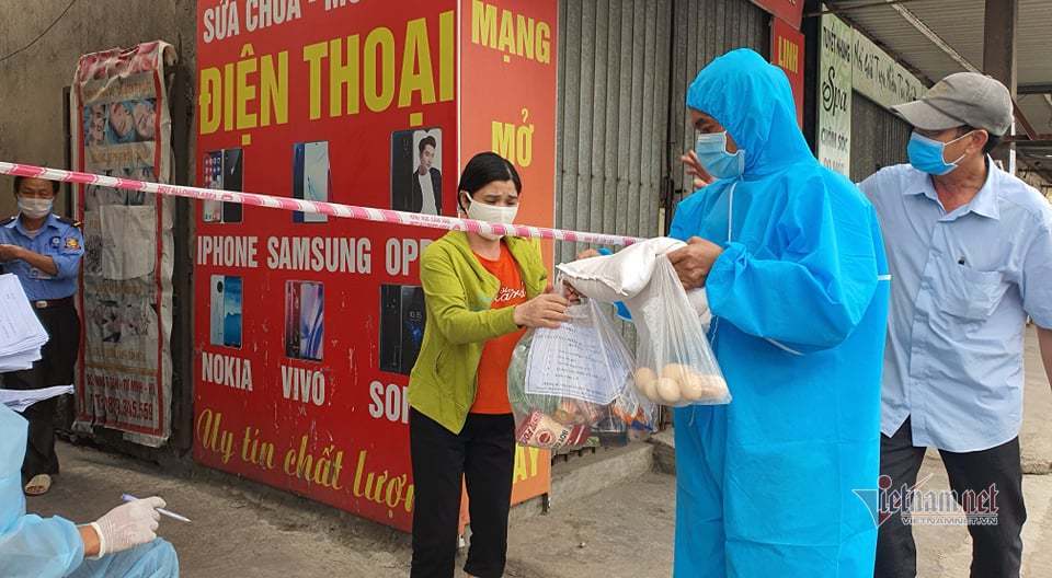 Gõ cửa từng phòng trọ tặng gạo, trứng... cho 4.500 công nhân bị cách ly vì Covid-19