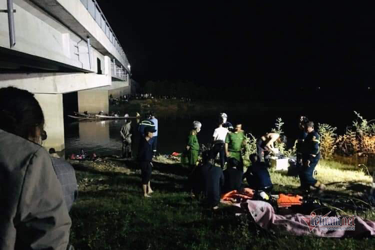 Vụ ô tô tông học sinh rơi xuống sông: Thêm một nữ sinh tử vong