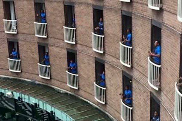 Các tuyển thủ ngoại hát đồng ca cảm ơn nhân viên cách ly ở Australia