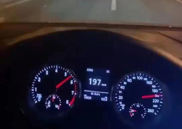 Khoe lái ô tô tốc độ gần 200km/h, tài xế lĩnh cái kết 