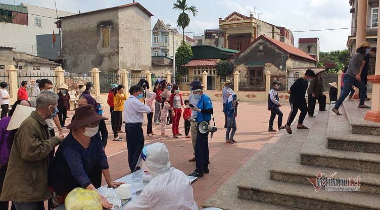 Nghìn người xếp hàng dọc đường làng ở Cẩm Giàng xét nghiệm Covid-19 lần 2