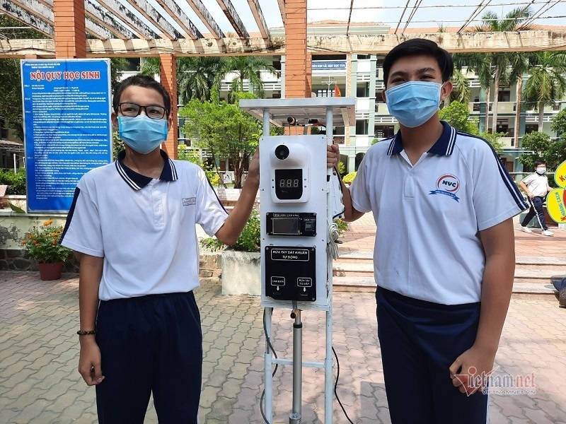 Secondary school students invent 3-in-1 body temperature device