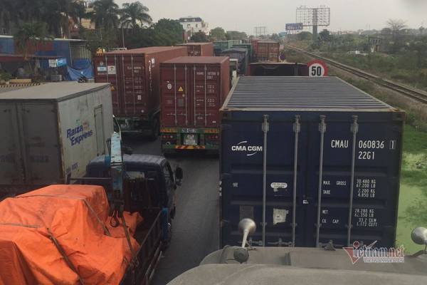 Xe container nối dài ngút mắt trước chốt kiểm dịch QL5 vào Hải Phòng