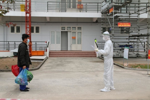 Bệnh viện dã chiến số 3 Hải Dương đón bệnh nhân đầu tiên