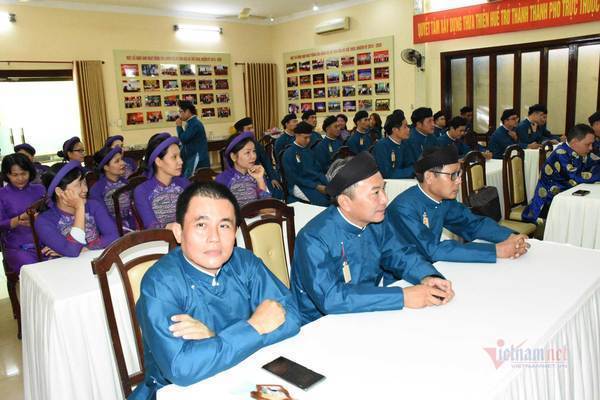 Cán bộ, người dân ở Huế được vận động mặc áo dài suốt tháng 3
