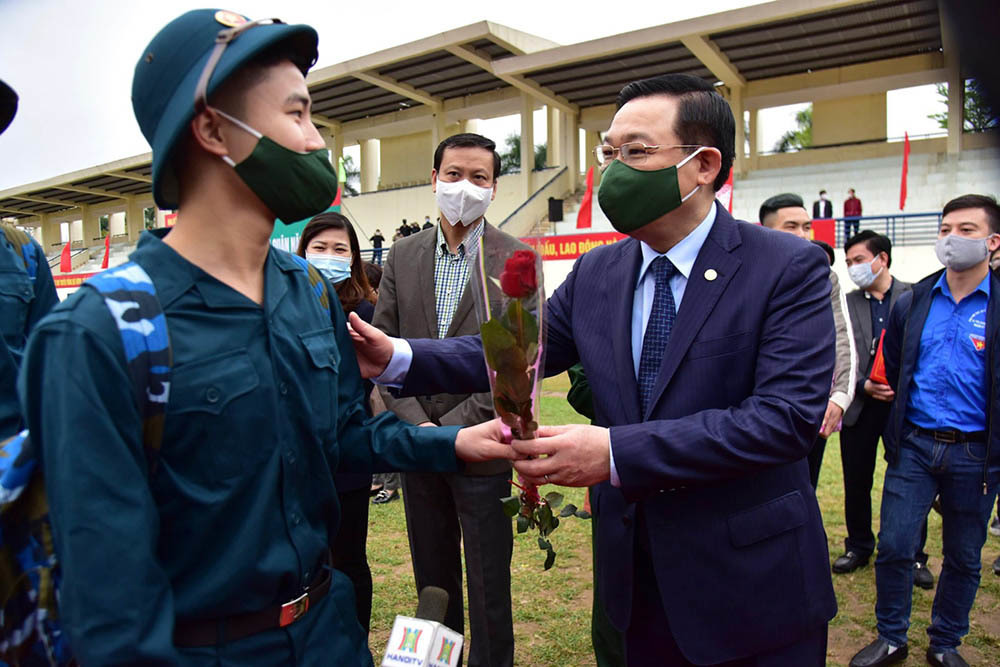 Bí thư, Chủ tịch Hà Nội tặng hoa tiễn tân binh lên đường nhập ngũ