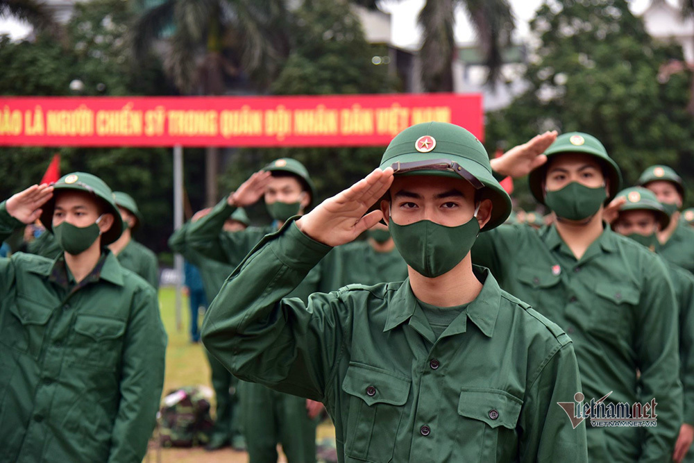 Bí thư, Chủ tịch Hà Nội tặng hoa tiễn tân binh lên đường nhập ngũ