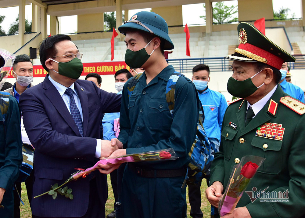 Bí thư, Chủ tịch Hà Nội tặng hoa tiễn tân binh lên đường nhập ngũ