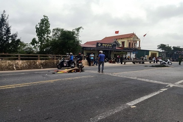 Va chạm với xe tải, hai vợ chồng ngoài 70 tuổi thương vong