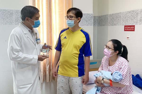 Bác sĩ tặng khánh lưu niệm mừng em bé chào đời ngày 27/2