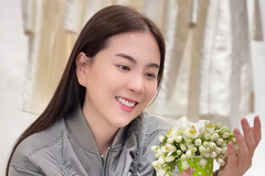 MC Mai Ngọc VTV xinh tươi bên hoa bưởi