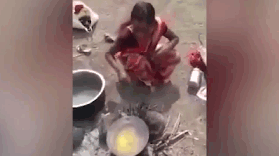 Chồng bắt vợ nhúng tay vào chảo dầu đang sôi