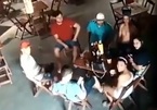 Clip vợ nã đạn vào cô gái trẻ ngồi cạnh chồng ở quán bar nóng nhất MXH