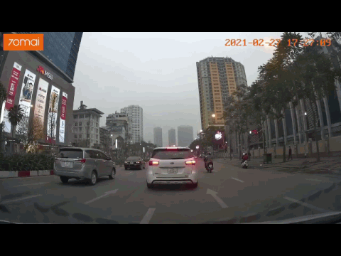 Nữ "ninja" dừng xe đột ngột khiến hai ô tô bẻ lái gấp