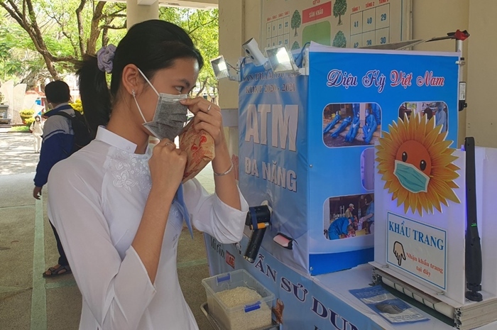 Bộ trưởng GD-ĐT tặng bằng khen cho nữ sinh chế tạo ATM ‘4 trong 1’