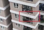 Người quay clip bé gái 2 tuổi rơi tầng 12A chung cư kể phút "đau tim"
