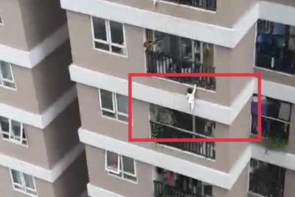 Bé gái 2 tuổi rơi từ lan can tầng 12A, được người đàn ông cứu sống thần kỳ