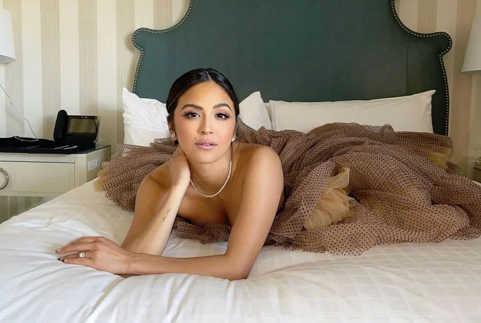 Quả cầu vàng 2021: Loạt mỹ nhân tạo dáng trong phòng ngủ