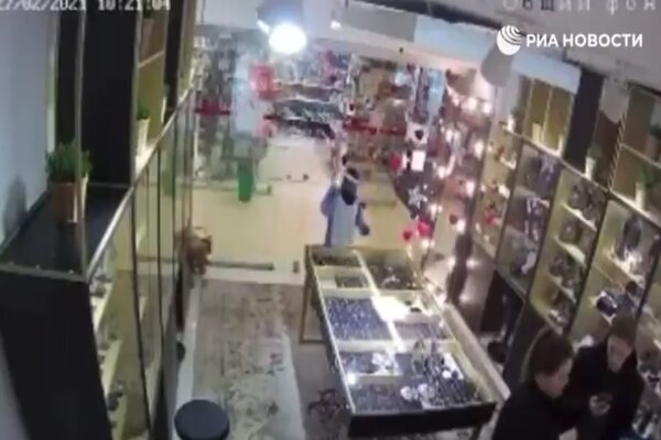 Sự thật bất ngờ vụ trẻ con cướp nữ trang ‘nhanh như chớp’ ở Nga