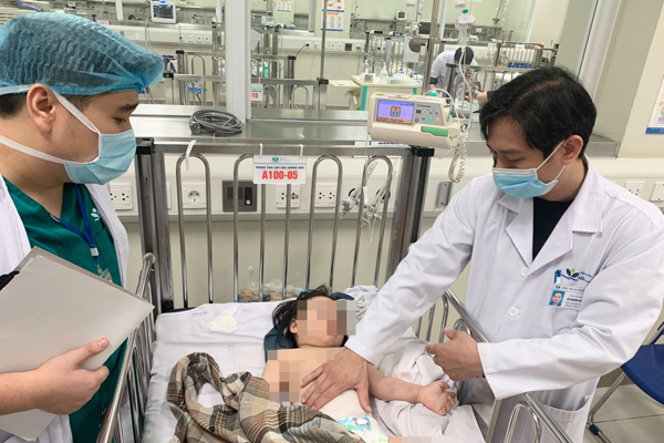 Sức khỏe bé gái rơi từ tầng 12 chung cư ở Hà Nội