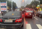 Hai ô tô Mercedes Benz cùng biển số lưu thông trên phố ở Hà Nội