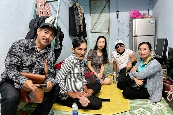 Diễn viên Thương Tín xin xuất viện về nhà trọ