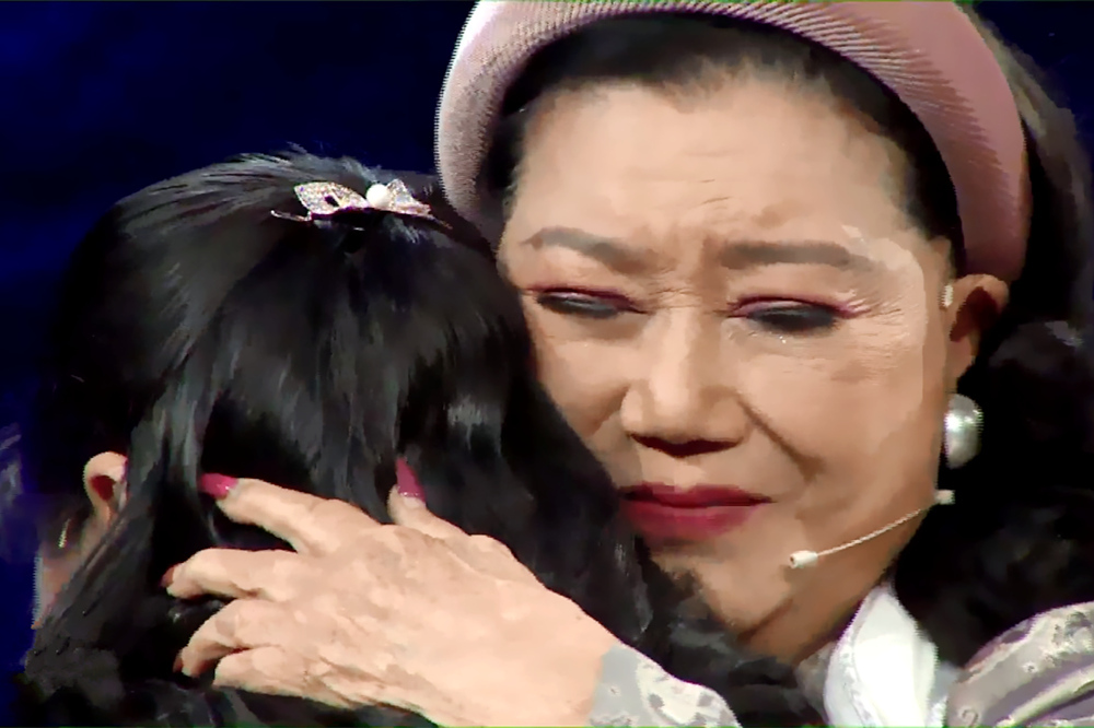NSND Kim Cương khóc nghẹn gặp lại con gái nuôi sau 45 năm thất lạc