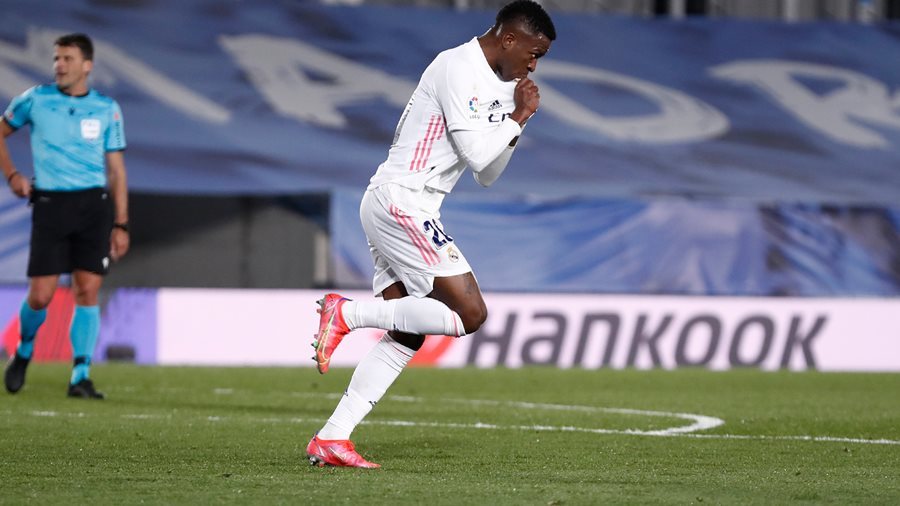 Thoát thua phút 89, Real mất ngôi nhì vào tay Barca