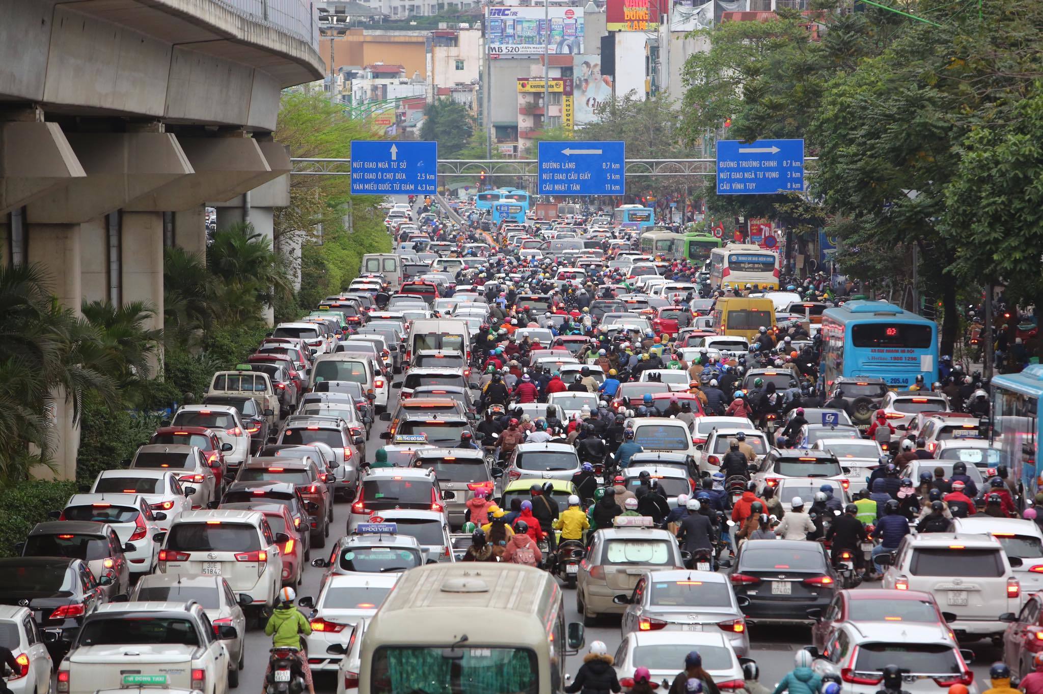 Học sinh trở lại trường, đường Hà Nội ùn tắc kéo dài