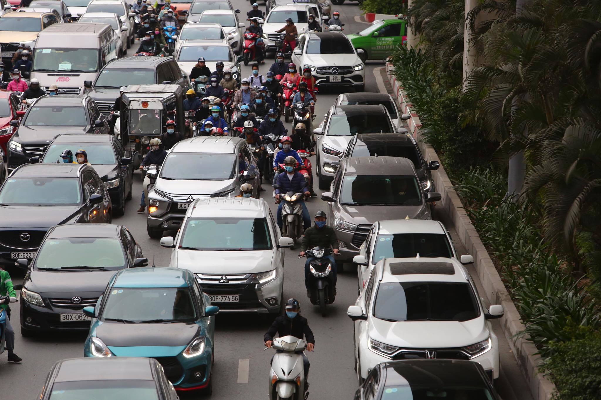 Học sinh trở lại trường, đường Hà Nội ùn tắc kéo dài